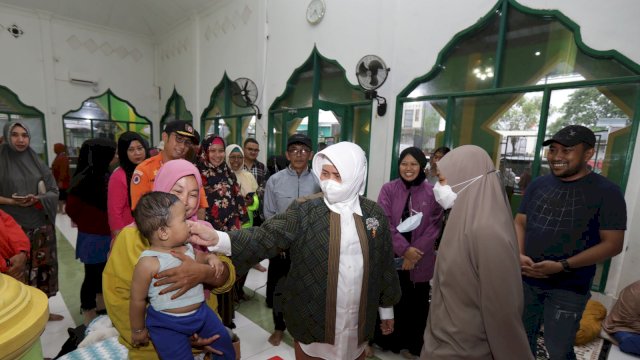 Beri Bantuan Korban Banjir di Blok 10 Perumnas Antang, Indira: Saya Mewakili Pak Wali