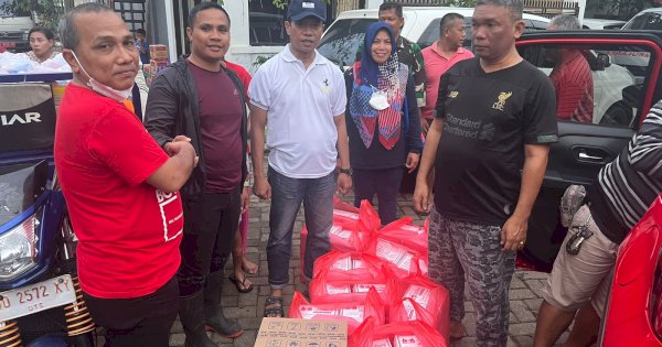 Gerak Cepat, Dinas Pertanahan Salurkan 100 Dos Makanan Siap Saji untuk Korban Banjir di Katimbang