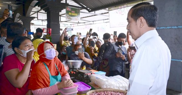 Kunjungi Pasar Malang Jiwan Colomadu, Presiden Bagikan BLT dan Cek Harga Komoditas