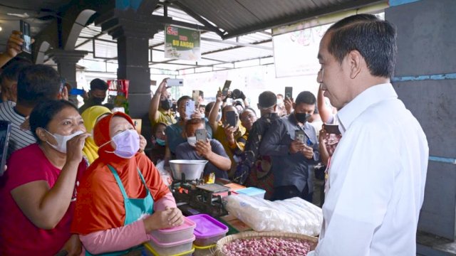 Kunjungi Pasar Malang Jiwan Colomadu, Presiden Bagikan BLT dan Cek Harga Komoditas