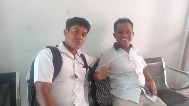 Salahsatu jurnalis Mamasa (kiri) bersama Direktur PT Sipatuo Vision Mamasa, Suhadi Kandoa' (kanan). [Foto: HN]