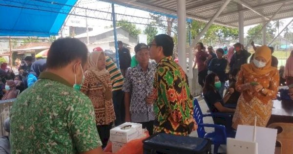 Keakraban Wabup Suaib Mansur dengan Warga di Penyaluran BLT