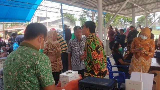 Keakraban Wabup Suaib Mansur dengan Warga di Penyaluran BLT