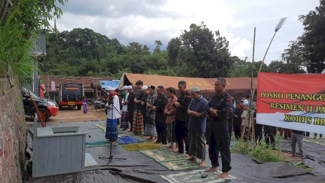 Polri Shalat Jumat dan Gaib Doakan Korban Gempa Cianjur
