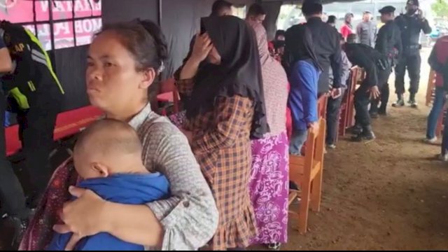 Tim Medis Brimob Polri Jemput Bola beri Pelayanan Kesehatan Pengungsi Gempa Cianjur