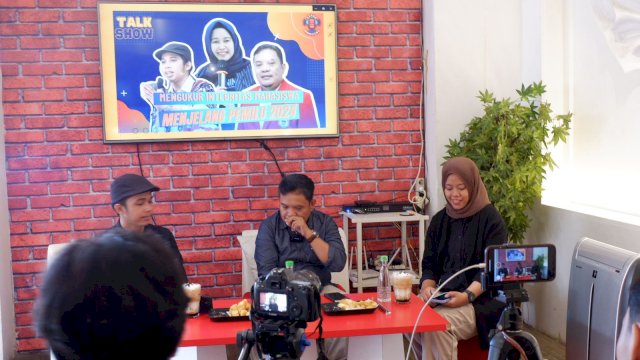 Mahasiswa Ilmu Komunikasi UMI Angkatan 2020 menggelar Talkshow tema Mengukur Integritas Mahasiswa Menjelang Pemilu 2024, yang bertempat di Red Corner Cafe, Sabtu (26/11/2022). [Dok. Ist]