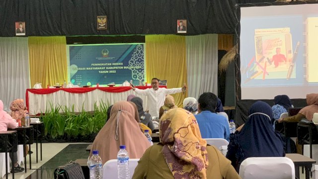 tokoh Literasi dan Motivator Minat Baca Nasional, Bachtiar Adnan Kusuma tampil semangat memberi motifasi, Selasa (29/11). 