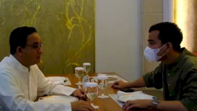 Mantan Gubernur DKI Jakarta Anies Baswedan dan Wali Kota Solo Gibran Rakabuming Raka sarapan bersama di Novotel Hotel Solo, Selasa (15/11). [Dok. Radar Solo]