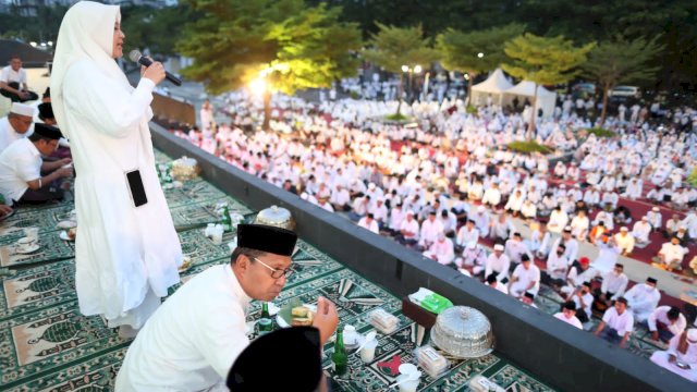 Jamaah Padati Shalat Subuh Berjamaah di Anjungan City Of Makassar