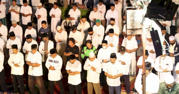 Tak Ketinggalan Driver Ojol Ikut Shalat Subuh dan Doa Bersama untuk Makassar