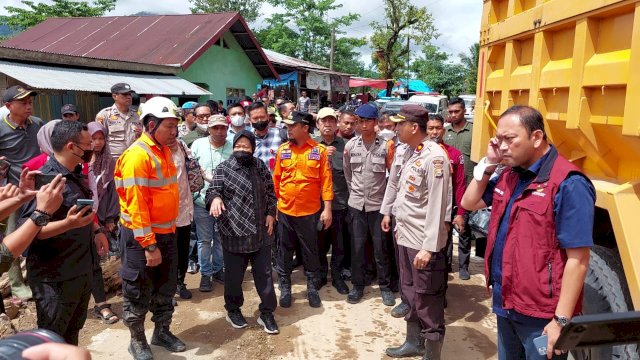 Mensos Risma-Ashabul Kahfi Salurkan Bantuan ke Korban Longsor Gowa