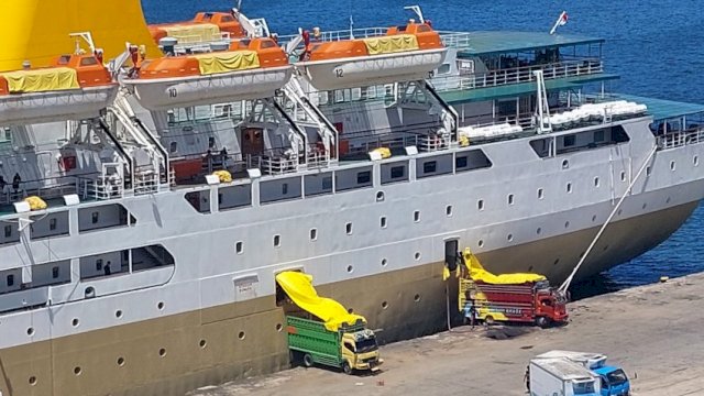 Kapal Pelni KM Lambelu bersandar di Pelabuhan Makassar, Rabu (21/12). Foto: HN