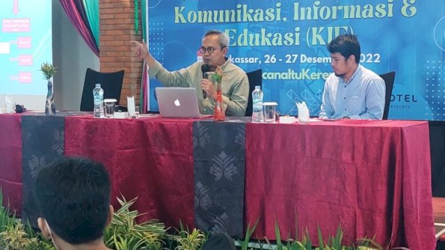 Dr. M. Iqbal Sultan narasumber di pengembangan materi dan isi pesan promosi KIE, Selasa (27/12). 