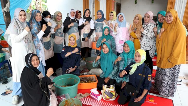 Indira &#8211; Fatma Bersama Srikandi Pemkot Makassar Kembali Salurkan Bantuan ke Korban Banjir di Kecamatan Biringkanaya
