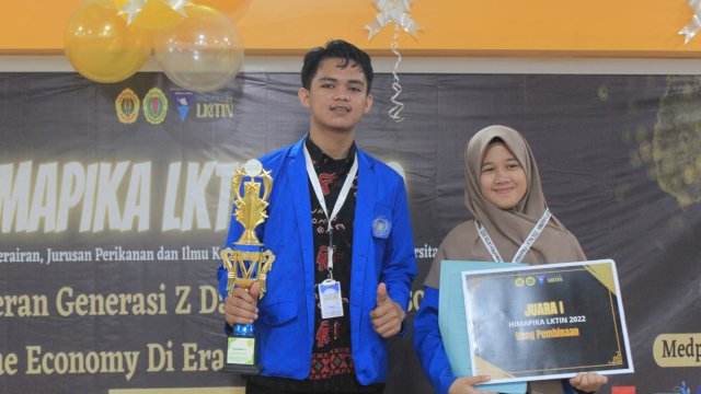 Mahasiswa Ilmu Komunikasi Unismuh Makassar, Sabriani (kanan) Juara 1 LKTIN di Universitas Mataram