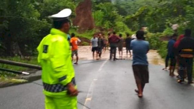 Longsor di Jalan Poros Maros-Bone Akses Jalan Terputus