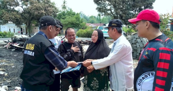 BAZNAS Lutra Serahkan Bantuan Kepada Korban Kebakaran di Desa Salulemo dan Pengkendekan