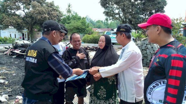 BAZNAS Lutra Serahkan Bantuan Kepada Korban Kebakaran di Desa Salulemo dan Pengkendekan
