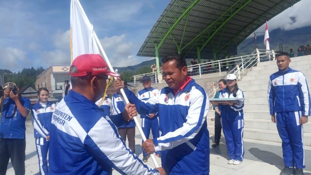 Sekda Mamasa menyerahkan bendera kepada Ketua Kontingen.(Foto/Jupran).