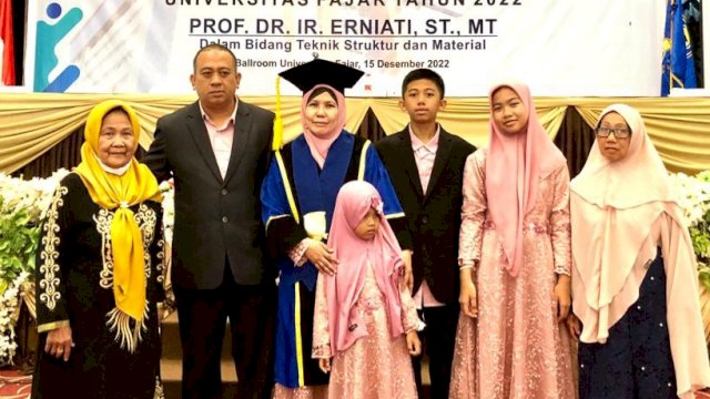 Foto bersama Prof Erniati usai dikukuhkan guru besar Unifa, Kamis (15/12). 