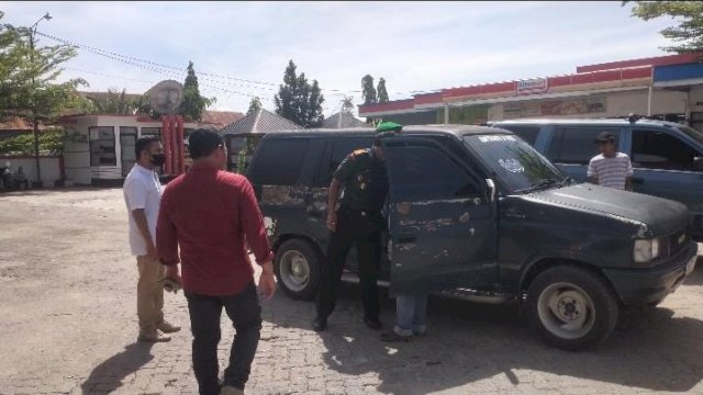Anggota TNI dari Koramil Masamba, saat mengamankan mobil tangki rakitan yang sementara membeli BBM di Pertamina Baliase, Rabu (21/12). Foto: Hamsul/HN