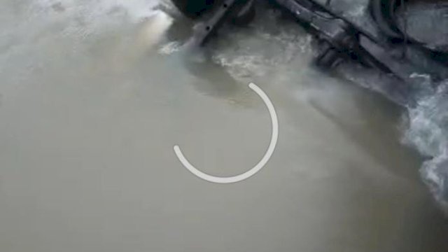 Mobil yang ditumpangi 8 orang kecekaan dan masuk ke irigasi di Pinrang. Foto. Ist