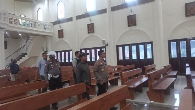 Kapolres Mamasa mendatangi Gereja Katolik St Petrus. (Foto Jupran)