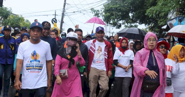 Hujan Tak Halangi Warga Manggala Ikuti Jalan Sehat Anak Rakyat