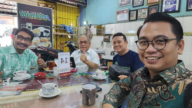 Dr.Bahtiar Maddatuang Ketua STIE AMKOP (kanan) bersama rekan dan diantaranya IAS (kedua dari kiri). 