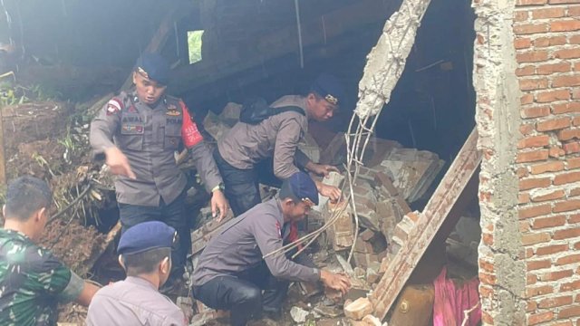 Tim SAR Batalyon A Pelopor Polda Sulsel melakukan evakuasi korban longsor poros Maros-Bone, Rabu (28/12/2022).