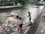 Naik Rakit, Satgas PU Makassar Bersihkan Sejumlah Kanal