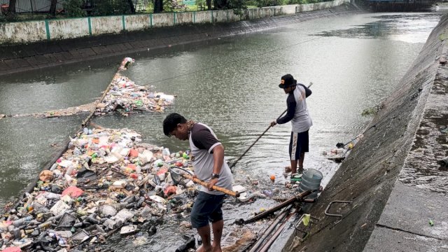 Pembersihan Kanal Pannampu dekat Masjid Al Markaz, Kamis (29/12). Dok. PU