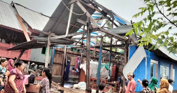Puluhan Rumah Porak-poranda Diterjang Angin Kencang di Bontosunggu Jeneponto