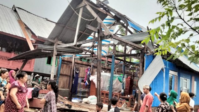 Puluhan Rumah Porak-poranda Diterjang Angin Kencang di Bontosunggu Jeneponto