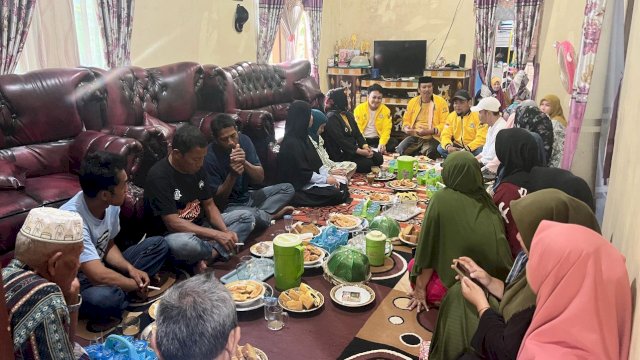 Pengurus DPD II Golkar Bantaeng, Abdul Kadir Jailani saat menyapa masyarakat. 