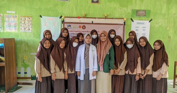 Tim PKM Sastra UMI Latih Siswa SMPN 1 Sanrobone Menulis Teks Ulasan Youtube