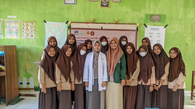 Tim PKM Sastra UMI Latih Siswa SMPN 1 Sanrobone Menulis Teks Ulasan Youtube