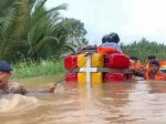 Pakai Perahu Jerigen, Brimob Polda Sulsel Evakuasi Korban Banjir