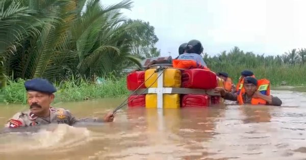 Pakai Perahu Jerigen, Brimob Polda Sulsel Evakuasi Korban Banjir