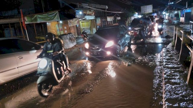 Kondisi air tergenang dan berlubang di jembatan Jl Raya Perumnas Antang, Jumat (27/1) malam. HN