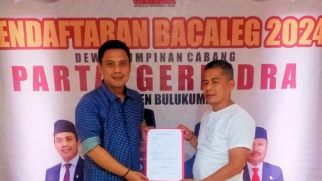 Arief Sahabu, Bacaleg Partai Gerindra saat mendaftarkan diri di Partai Gerindra Bulukumba di saksikan Ketua DPD Gerindra Sulsel, Andi Iwan Darmawan Aras. Foto: Istimewa
