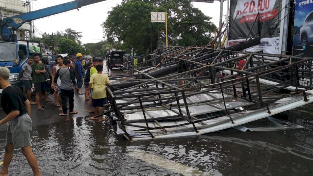 Reklame raksasa tumbang, Rabu (4/1). Dok. Kec. Mariso