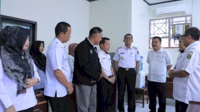 Pj Bupati Takalar, Dr Setiawan Aswad diapit Kadisdik Takalar, Nurdin dan Sekdisdik Takalar, H. Muhammad Arfah saat sidak di Disdik Takalar, Rabu (4/1/2023).