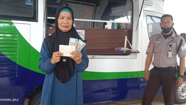 Warga Kunjung Mange menerima bantuan dari Dinsos jeneponto. Ist