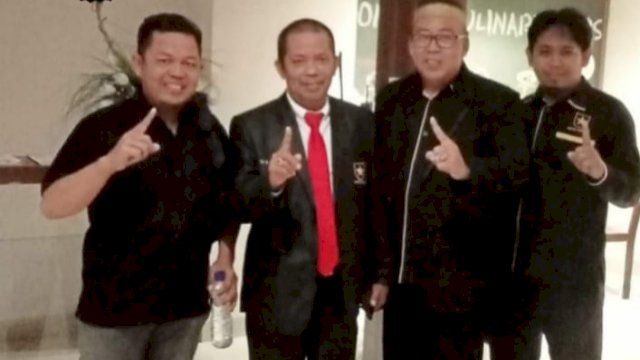 Ketua DPD Partai Ummat Takalar (pakai songkok) beserta pengurusnya. 