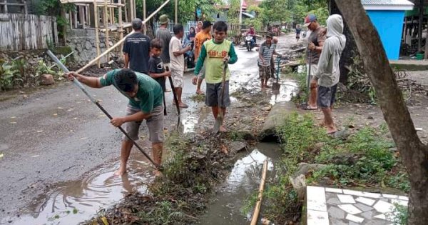 Alluka Tamanroya Langganan Banjir, Masyarakat Lakukan Kerja Bakti
