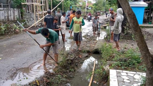 Warga kerja bakti pasca banjir di Alluka, Jeneponto, Jumat (6/1). 