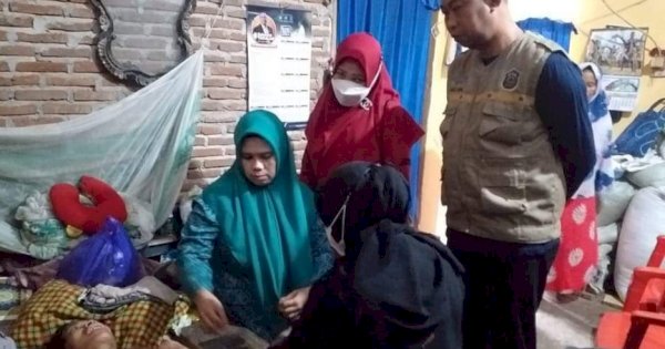 Kades Boddia dan Istri Kunjungi Warga Sakit Stroke