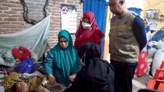 Kades Boddia dan Istri Kunjungi Warga Sakit Stroke