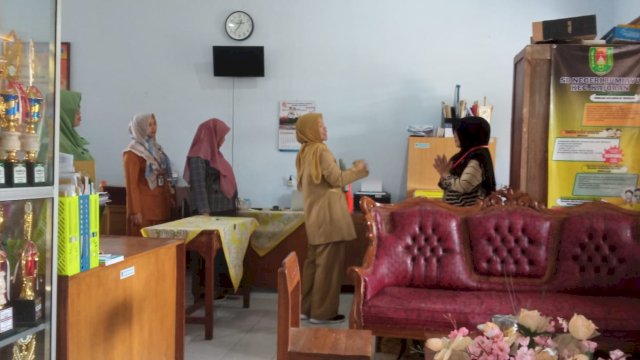 Teks : Petugas Diknas Kab. Magelang (tengah) mendatangi SDN Bumiayu untuk memeriksa oknum guru MF diduga selingkuh dengan oknum Kades Bumiayu. [Foto: Moh Islam/HN]